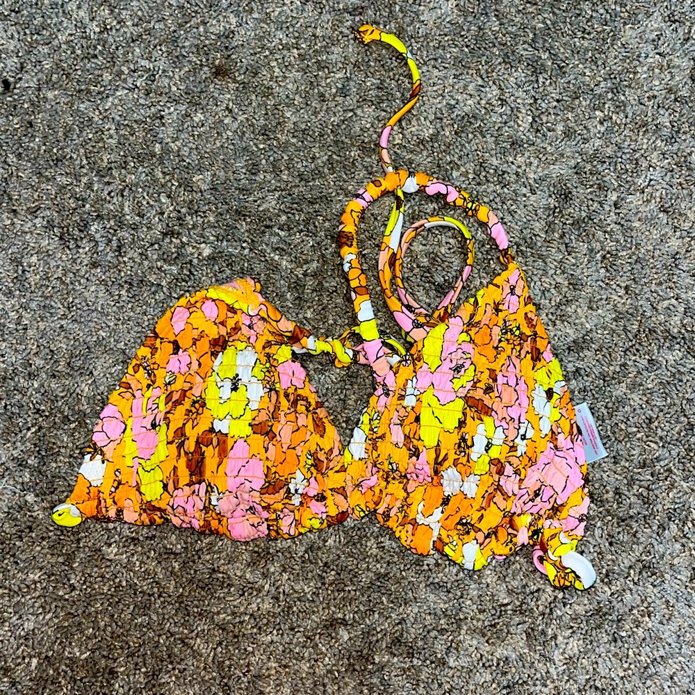 💐 Floral Xhilaration bikini top
• size medium 
• multi colored